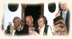 Gesellige Weinprobe in der Probierstube des Winzerhof am Teufelsberg
